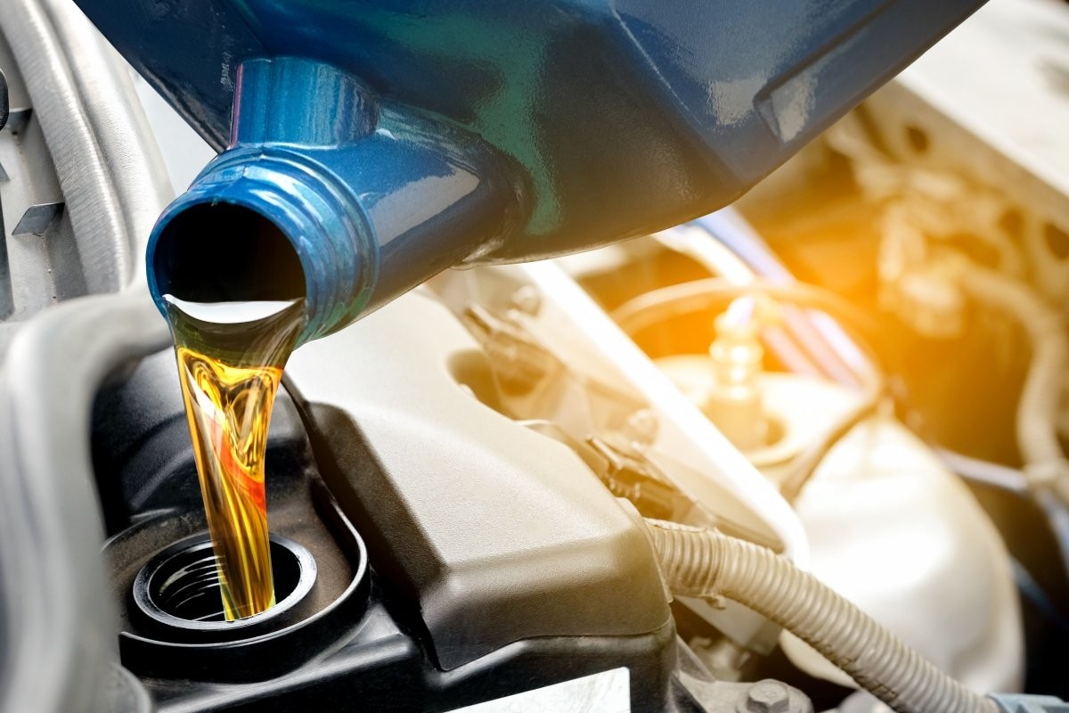Значение регулярной замены масла и проверки жидкостей для вашего автомобиля